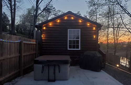 Dandridge Cabin | Beautiful Tiny Home log cabin on the lake - Perfect for a couples getaway!