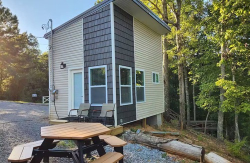 Houston Cottage | Beautiful tiny home on gorgeous Smith Lake.