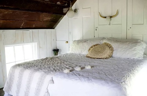 Flintstone Cabin | Beautiful Tree House for a Romantic Getaway on a Farm near Chattanooga Valley, Georgia