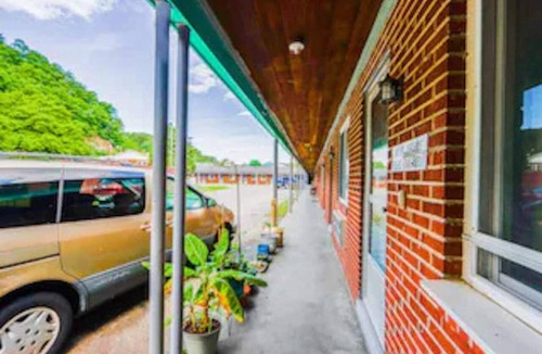 Blue Jay Apartment | Beaver WV|Queen Bed|Non-Smoking