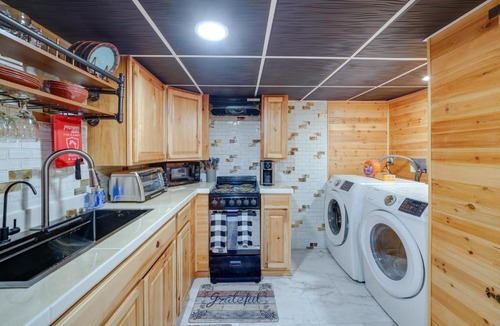 Beckley Apartment | Beckley Studio w/Private Hot Tub & Home Gym!