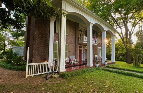 Shelbyville House | Belmont Inn Historic 1852 Evans House 5 bedrooms 5 bathrooms in Shelbyville, TN