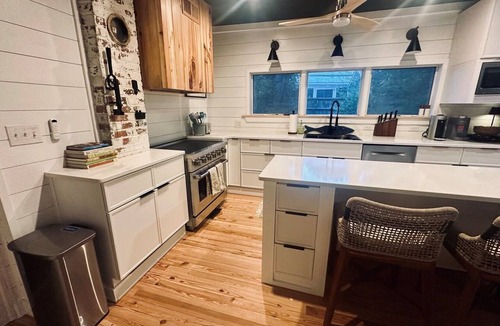 Swansboro Cottage | Best Porch in Swansboro! 1 Block to Front Street. Beautiful New Kitchen.