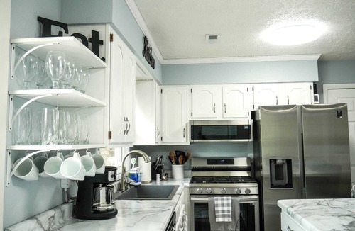 Stanton House | Bhie Lovely Hideaway | RRG | Peaceful | Cozy Stay. Stanton location, just steps from Kroger and a short 15-minute drive to Natural Bridge. Ideal home base for hikers + climbers, featuring a modern kitchen, firepit, grill, covered patio