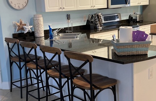 Crescent Beach Villa | Big LUXURY Penthouse villa with stocked kitchen,WiFi Pool/Hot tub,comfy beds.