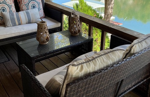 Flat Hollow Marina Ski Chalet | Big Private Dock! 3 BRM, 2 Bath house 64 steps from the water, WIFI.