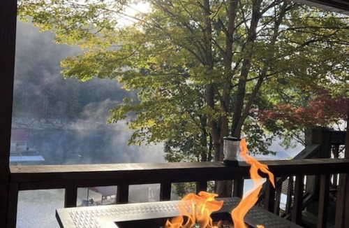 Flat Hollow Marina House | Big Private Dock! 3 BRM, 2 Bath house 64 steps from the water, WIFI