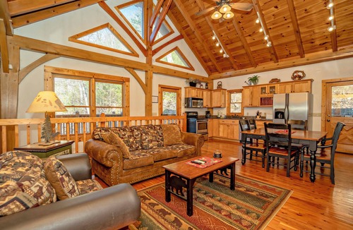 Smoky Mountains Cabin | BigBearBridgeRetr: Secluded*WoodedView*Honeymoon*Games*HotTub*Wifi*Yard*Creek