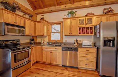 Smoky Mountains Cabin | BigBearBridgeRetr: Secluded*WoodedView*Honeymoon*Games*HotTub*Wifi*Yard*Creek