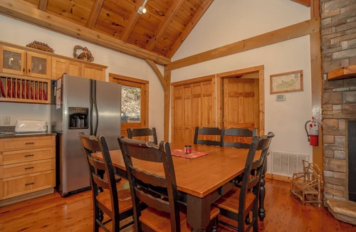 Smoky Mountains Cabin | BigBearBridgeRetr: Secluded*WoodedView*Honeymoon*Games*HotTub*Wifi*Yard*Creek
