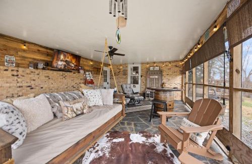 Byrdstown House | Bigfoots Lodge by the Lake - Dale Hollow Cabin with Sauna, Fire Pit, and Game Room