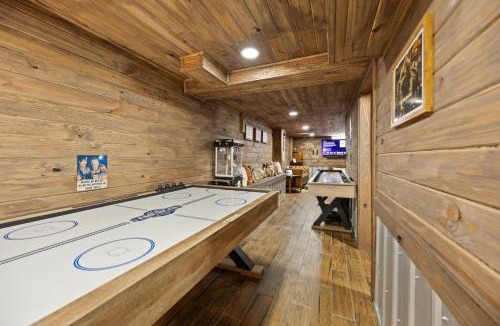 Byrdstown House | Bigfoots Lodge by the Lake - Dale Hollow Cabin with Sauna, Fire Pit, and Game Room