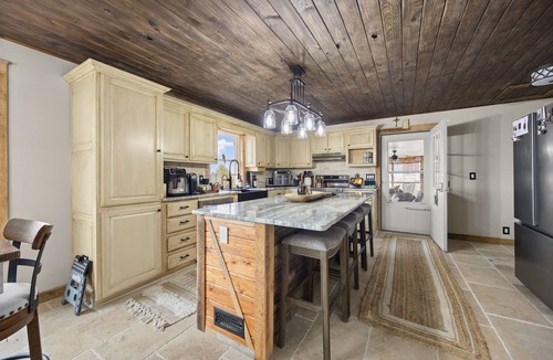 Byrdstown House | Bigfoots Lodge by the Lake - Dale Hollow Cabin with Sauna, Fire Pit, and Game Room