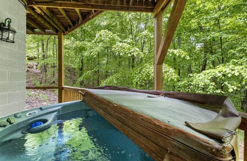 Slade House | Birdsong- Hot Tub, Game Room, Firepit, WiFi