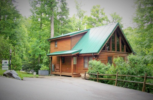 Black Bear Falls Cabin | Black Bear Cabin In Gatlinburg-Family Vacations/Romantic Getaway! Owner Operated