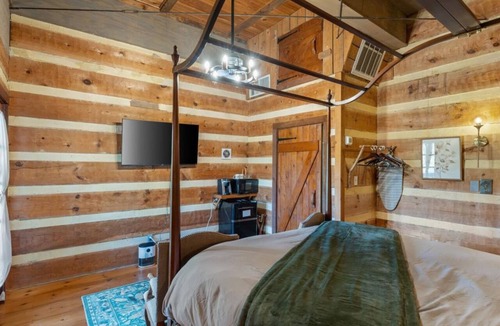 Townsend Hotel | Blissful Breeze Room - Mountain Views, Balcony, Fireplace