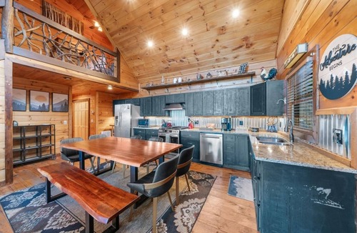 Foxfire Estates Cabin | Blue Fox Den | Family-Friendly Mountain Retreat Minutes to Downtown Blue Ridge
