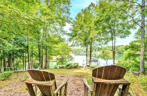 Smith Mountain Lake House | Blue Heron Cottage, Dock, Beach, Peaceful Cove, SUPs, Canoe, Kayaks, Ping Pong