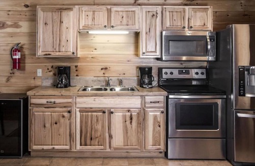 Clyde Cabin | Blue Moon Lodge: Reconnect with Family and Friends with Room to Spread Out!