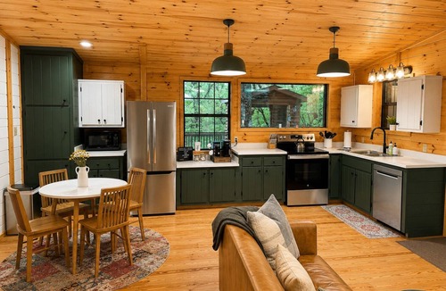 Williamstown Cabin | Blue Ridge Cabin with Hot Tub. Pet Friendly. Game Area.Amazing Views!