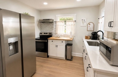 Sparta House | Blue Ridge Main St. Mountain View Cottage