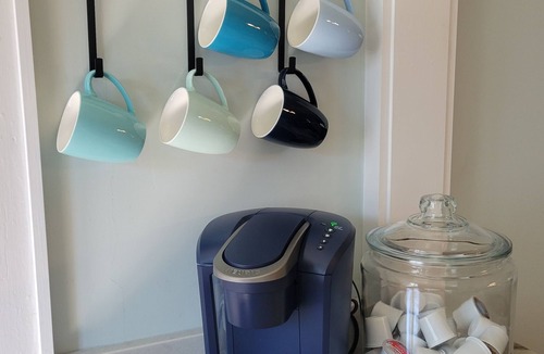 Hartwell House | Blue Rose Bungalow: Downtown vibe. No AC. 1896 charm. Gym. Kitchen. Parking
