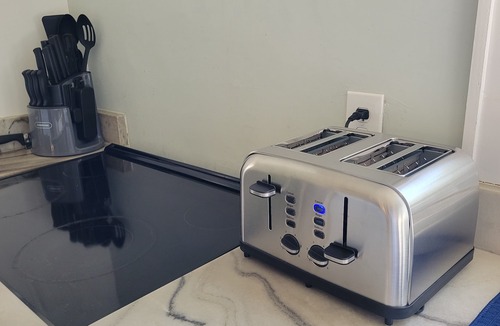 Hartwell House | Blue Rose Bungalow: Downtown vibe. No AC. 1896 charm. Gym. Kitchen. Parking