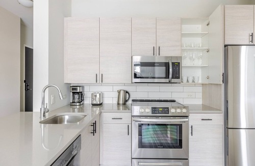 Edgewater Apartment | Blueground | Edgewater, fitness center, nr Lake