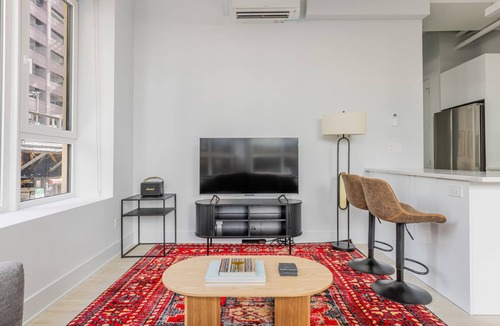 Downtown Chicago Apartment | Blueground | The Loop, AC, w/d, nr Willis Tower