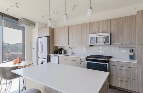 West Loop Apartment | Blueground | West Loop, pool, nr Chicago River