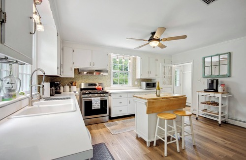 Bluemont House | Bluemont Village - Wine Country Retreat Near Loudoun Vineyards and Venues