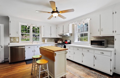 Bluemont House | Bluemont Village - Wine Country Retreat Near Loudoun Vineyards and Venues