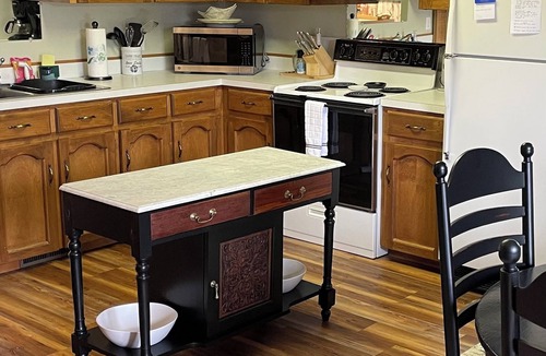 Fancy Gap House | BlueRidge Pkwy cozy pet friendly home w/fenced yard, lovely views from decks
