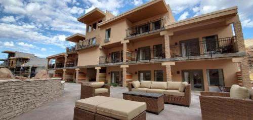 Bluff Hotel | Bluff Dwellings Resort