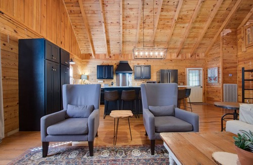 Silver Point Cabin | Boat Days Begin Here, Walk to Hurricane Marina