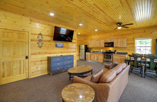 Draper Apartment | Boat, Fish, Swim! Draper Unit w/Lake-View Deck
