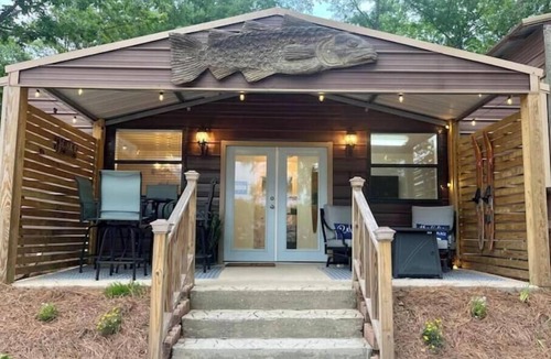 Little Kowaliga House | Boathouse. Dog Friendly. Sleeps 4. Big Views. Kayak. Paddleboat. Dock. Boat Ramp
