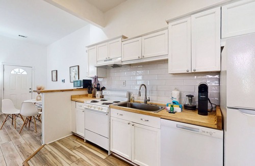 Thunderbolt House | Boho duplex in a great location with smart TVs, well-equipped kitchen, W/D, & AC