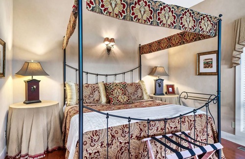 Townsend Hotel | Bordeaux Chalet Retreat - Deck and Fireplace