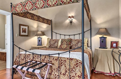Townsend Hotel | Bordeaux Chalet Retreat - Deck and Fireplace