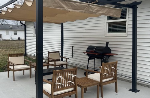 Shepherdsville House | Bourbon Trail Bungalow-fast WiFi, low cleaning fee, lots of parking, fenced in