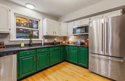 Lawrenceburg House | Bourbon Trail Cabin-Sleeps 10-Hot Tub, Firepit by Iconiq Stays