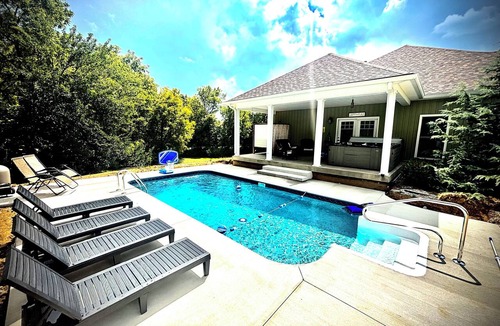 Springfield House | Bourbon Trail POOL Zone! HotTub! PoolTable! PingPong! GoldenTee! BigYard! PETS!