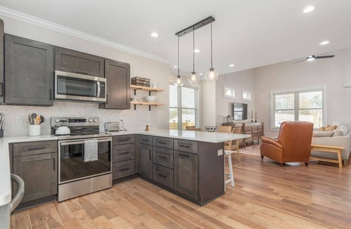 Travelers Rest House | Brand New Modern House - Walk to Main Street
