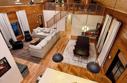 Stanton Cabin | Brand New! The Wiske Lodge- Hot Tub. Starlink Wifi. Pool Tble. Pinball Near RRG
