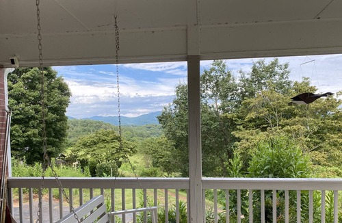 Franklin House | Brawcroft Place is your Smoky Mountain destination- great views, easy access!