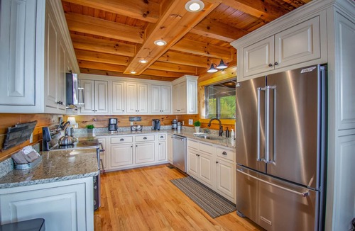 Smoky Mountains Cabin | Breathtaking Mountain Views, Propane Fire Pit, Minutes to Nat’l Park. Sleeps 8.