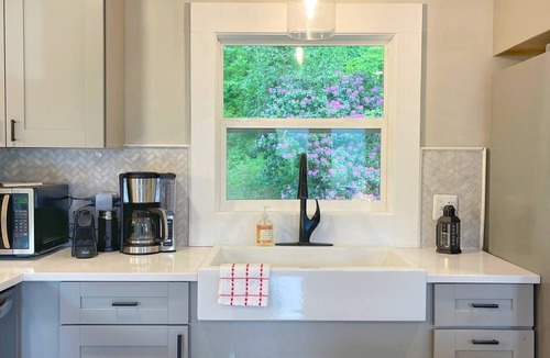 Woodville House | Breathtaking views of Shenandoah National Park with heated pool and hot tub.