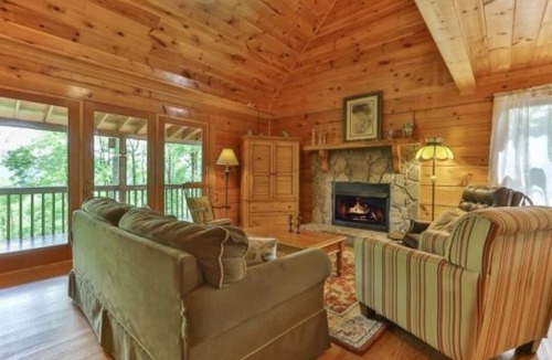 Walnut Mountain Cabin | Breezy Bear, Ellijay, Ga