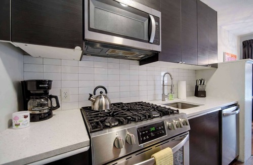 Charlotte Condo | Bright 1BR Historic Elizabeth Apartment | King Bed | Ground Floor Ease